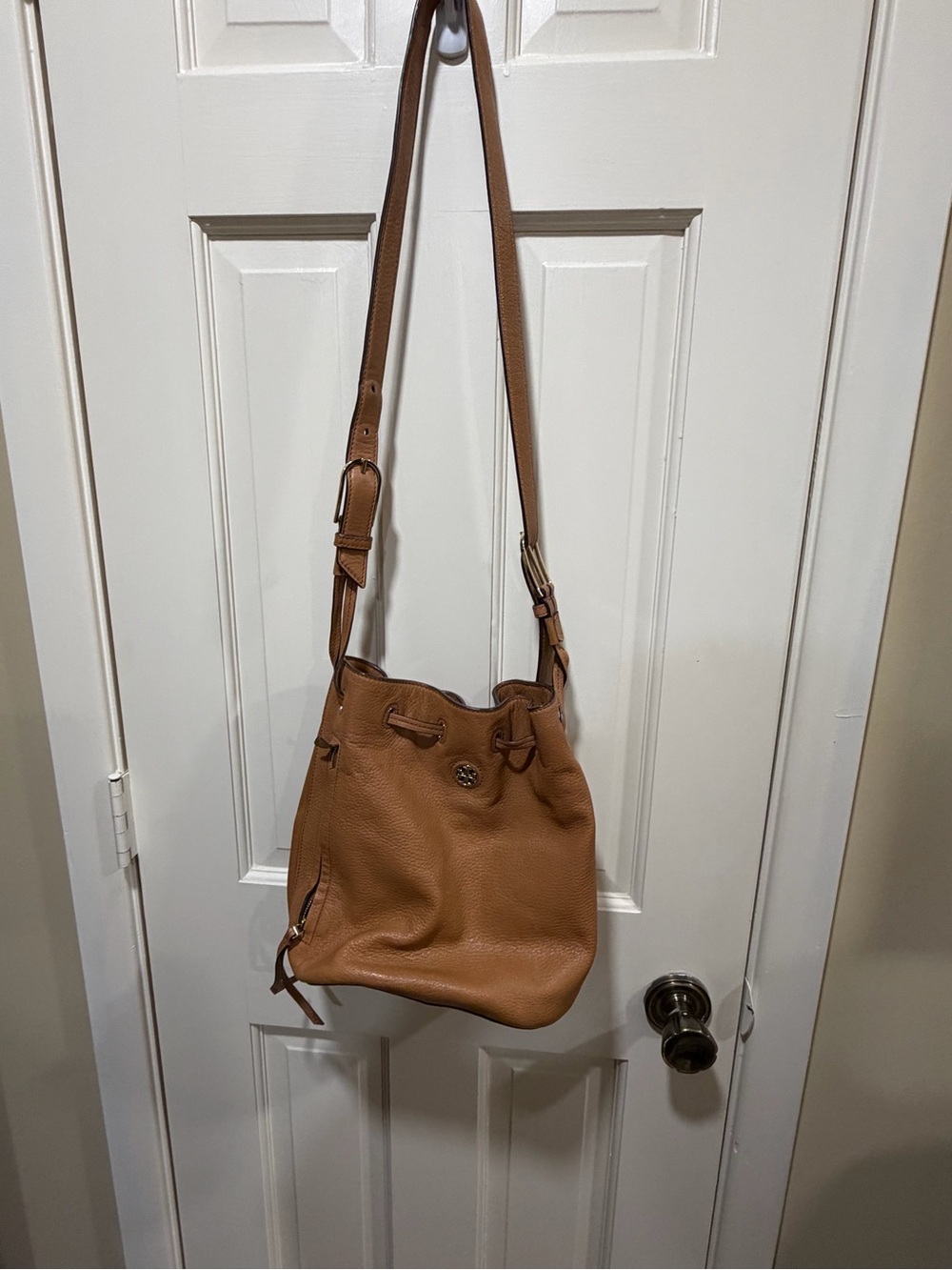 Tory Burch Leather Bucket Crossbody Bag in Tan